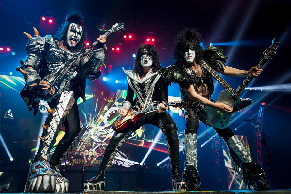 1200px-Kiss-live-at-allphones-arena-070