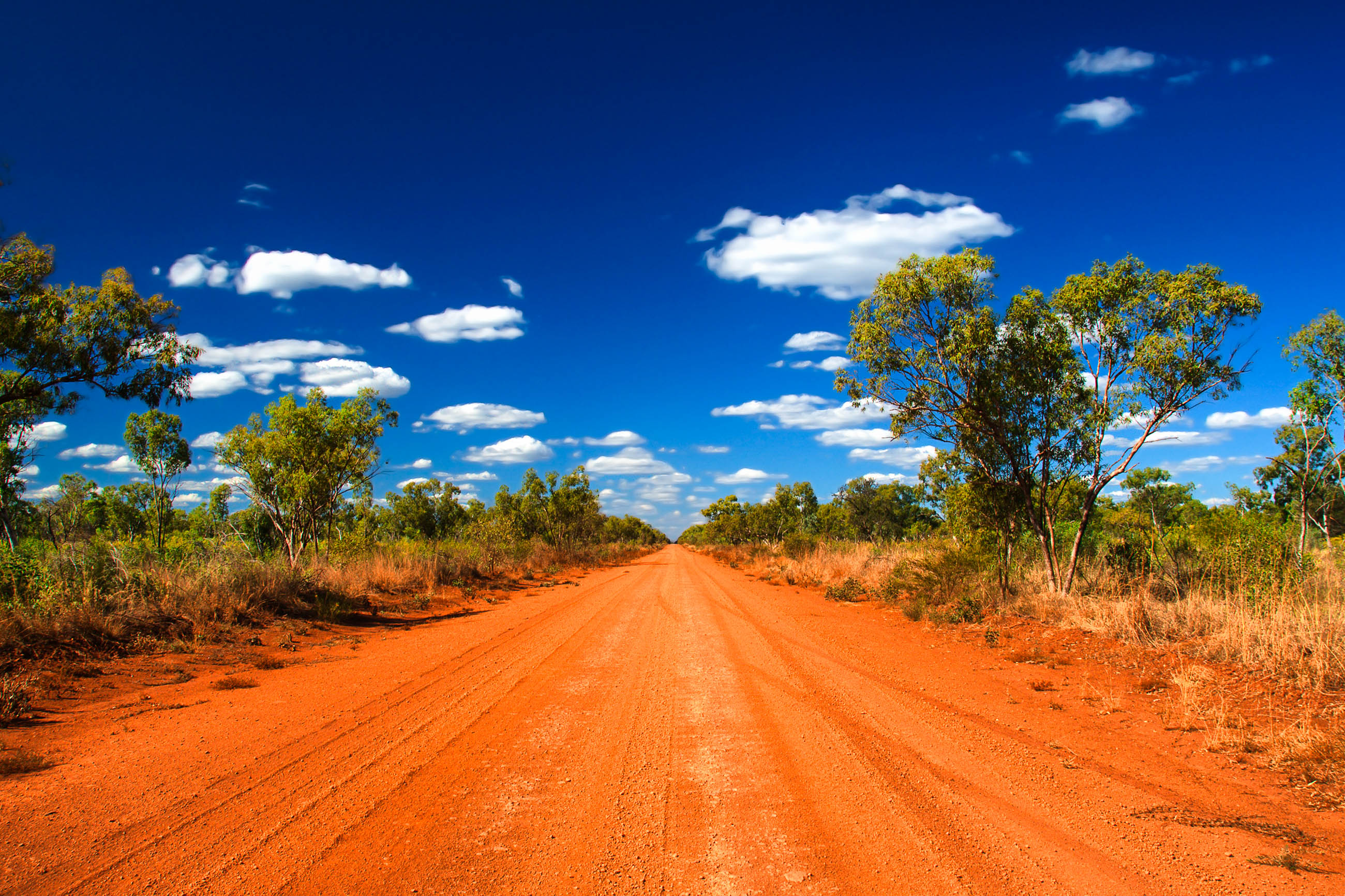 Roter Staub, flirrende Hitze und das Fehlen jeglicher Zivilisation sind charakteristisch für das australische Outback